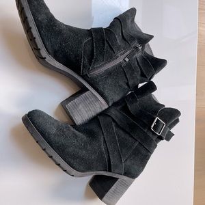 Clarks Black Suede Ankle Boots Sz 11W